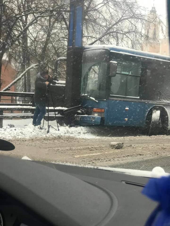 Kaune nuo kelio nuslydus autobusui sužalotos šešios keleivės