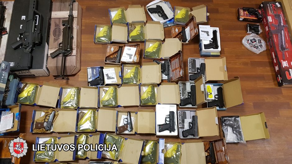 Nelegali prekyba: žaisliniais pistoletais pridengė ginklus