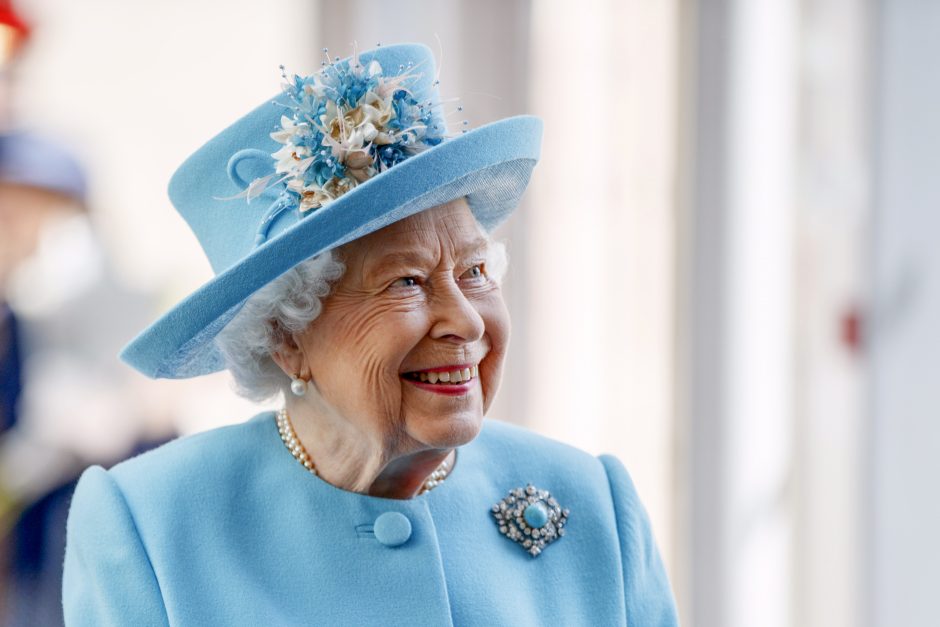 Britanijos karalienė pabrėžė būtinybę siaučiant koronavirusui laikytis suvaržymų