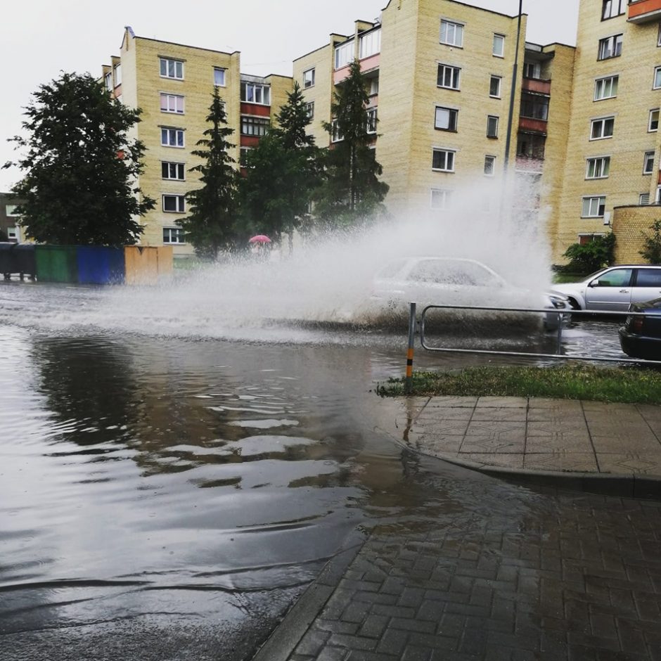 Smarki liūtis Panevėžyje: užlietos gatvės, skęstantys automobiliai