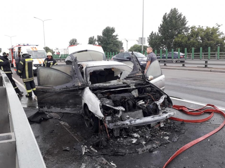 Vilniaus aplinkkelyje užsidegė automobilis