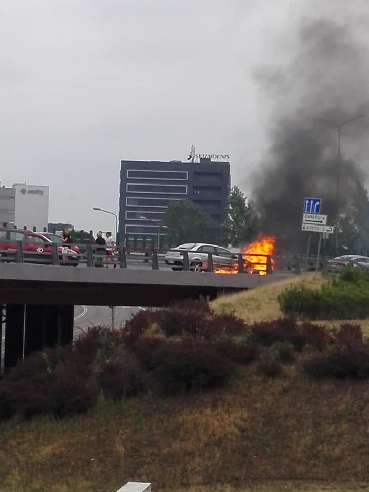 Vilniaus aplinkkelyje užsidegė automobilis