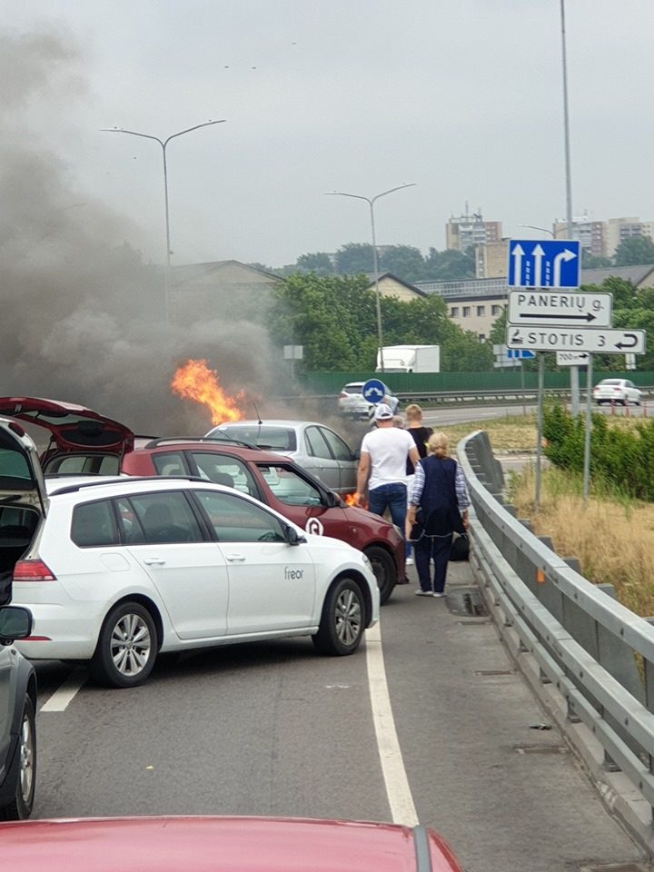 Vilniaus aplinkkelyje užsidegė automobilis