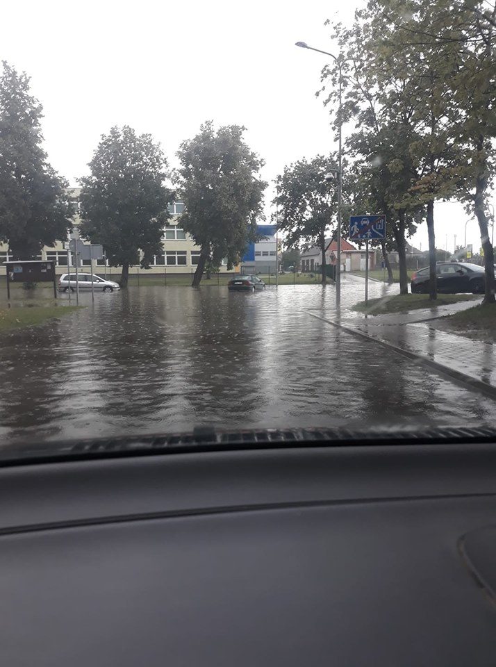 Tauragę skandino liūtis: užlietose gatvėse sutriko eismas