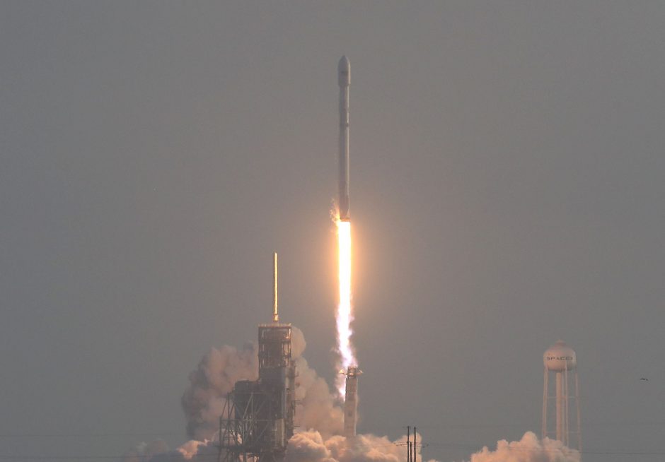 „SpaceX“ raketa iškėlė į orbitą ryšių palydovą
