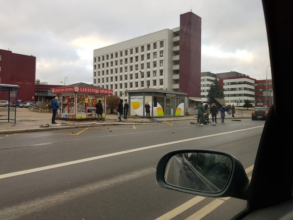 Vilniuje nevaldomas autobusas prie stotelės sunkiai sužalojo moterį