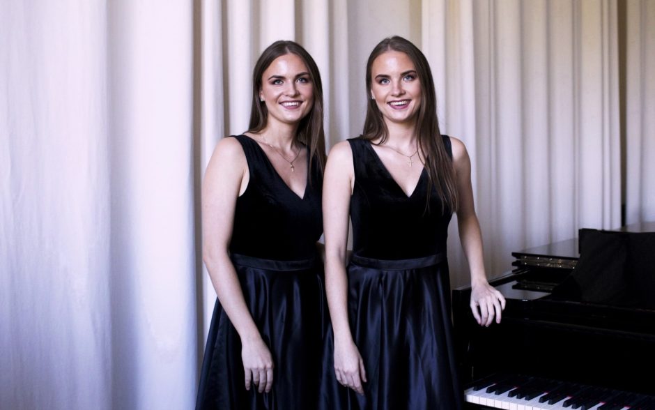 Dvynės pianistės grįžta į Klaipėdą pirmajam rečitaliui
