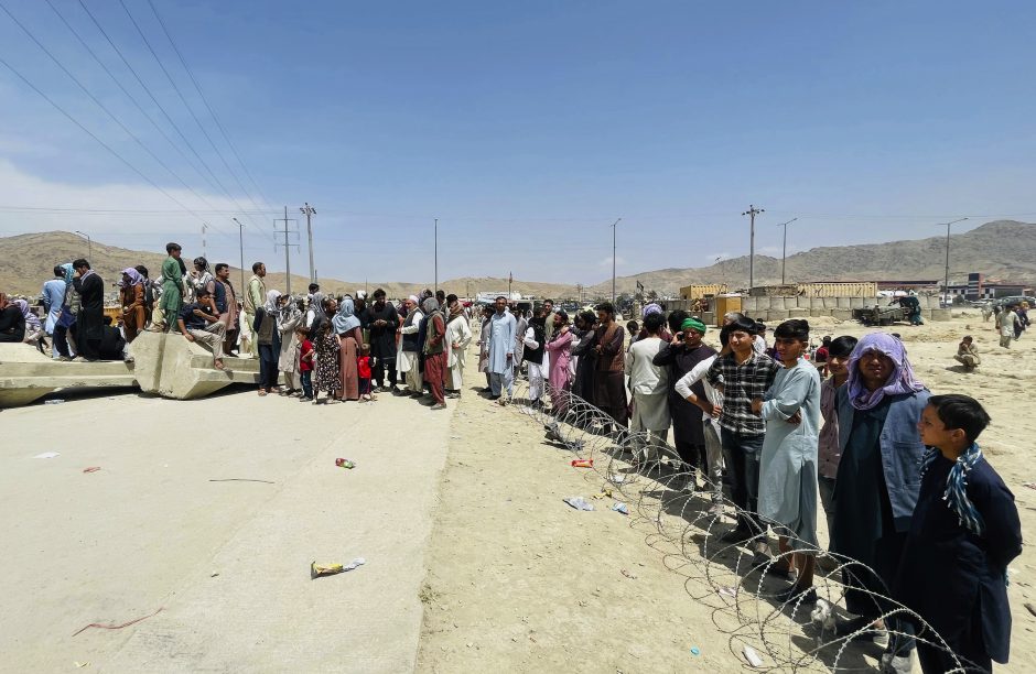 Kabule tūkstančiai žmonių bando prasiveržti į oro uostą