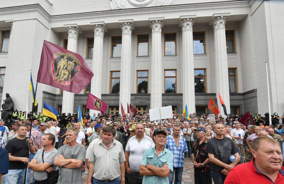 Prie Ukrainos parlamento protestuotojai susirėmė su pareigūnais