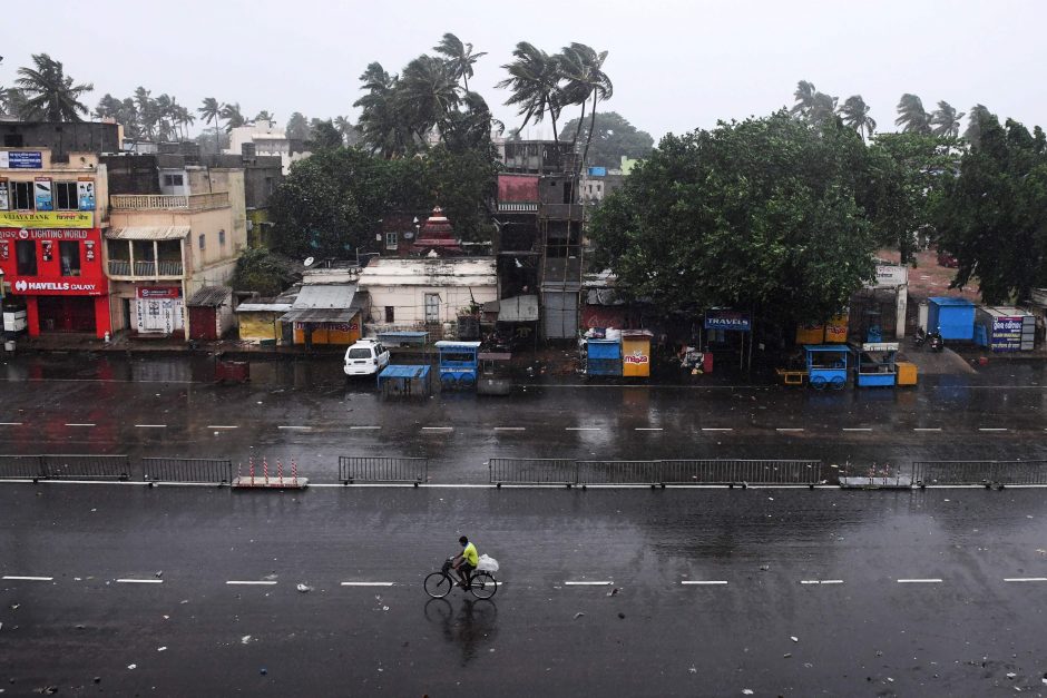 Indijoje siaučiantis ciklonas pareikalavo dviejų gyvybių