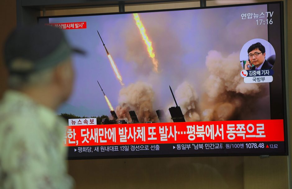 Šiaurės Korėja veikiausiai paleido dvi raketas