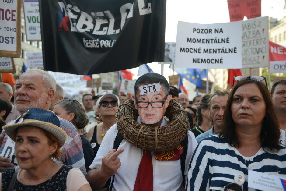 Čekijoje apie 100 tūkst. protestuotojų reikalavo premjero atsistatydinimo