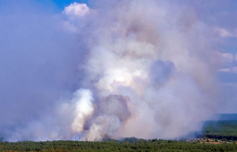 Vokietijos buvusį karinį poligoną apėmė didžiulis miško gaisras