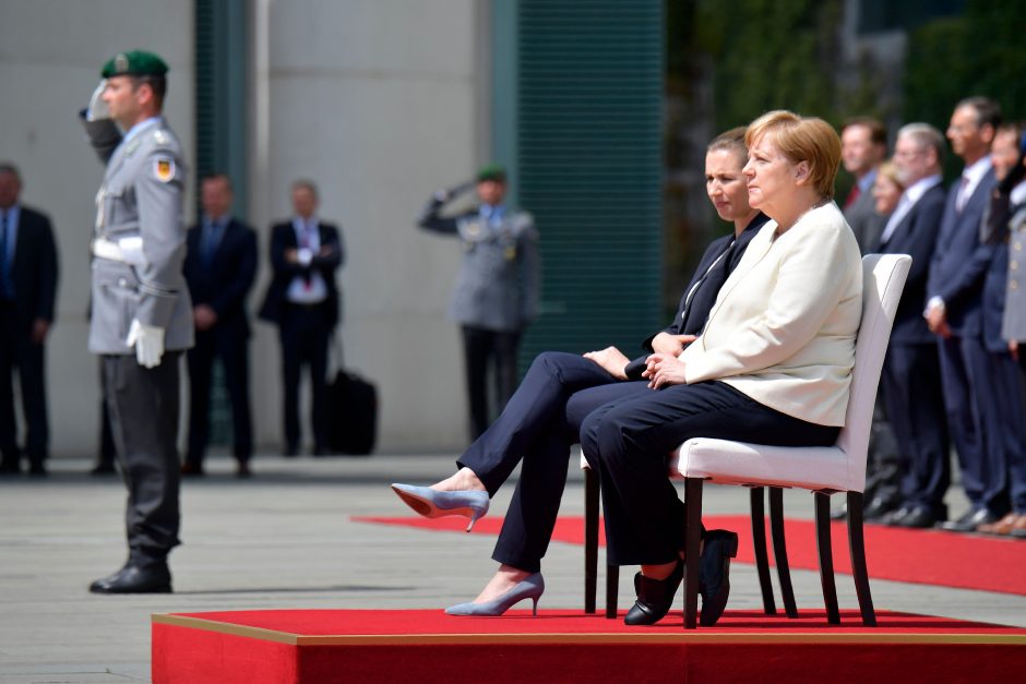 Po drebulio priepuolių A. Merkel skambant himnams liko sėdėti