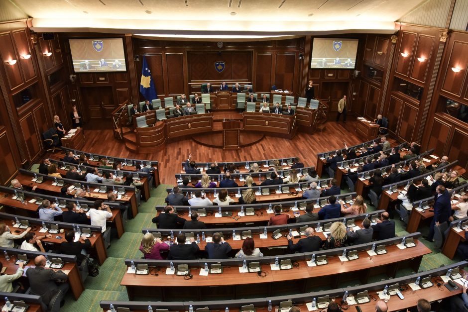 Kosove paleistas parlamentas, bus rengiami pirmalaikiai rinkimai