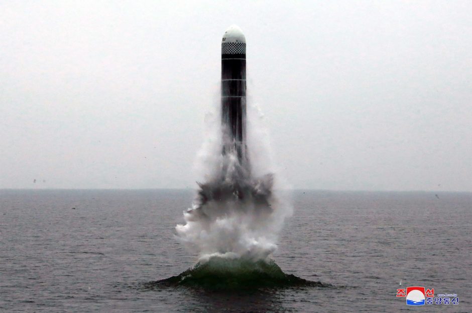 Šiaurės Korėja išbandė iš povandeninio laivo paleidžiamą balistinę raketą