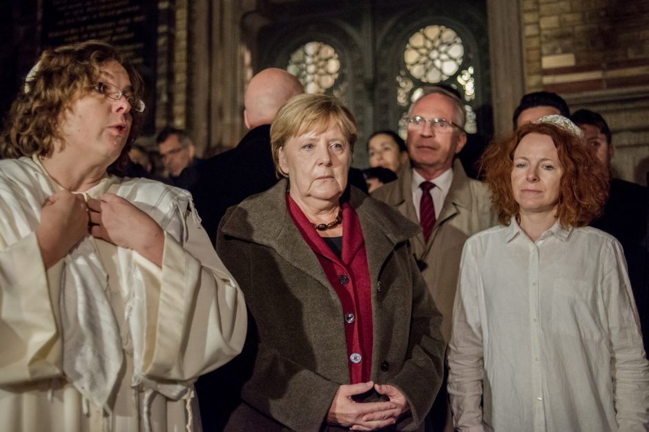 Po šaudynių Halėje A. Merkel dalyvavo solidarumo budėjime prie sinagogos