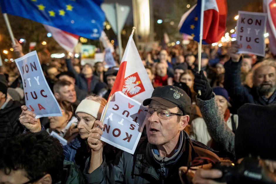 ES perspėja Lenkiją dėl teisėjų įstatymo