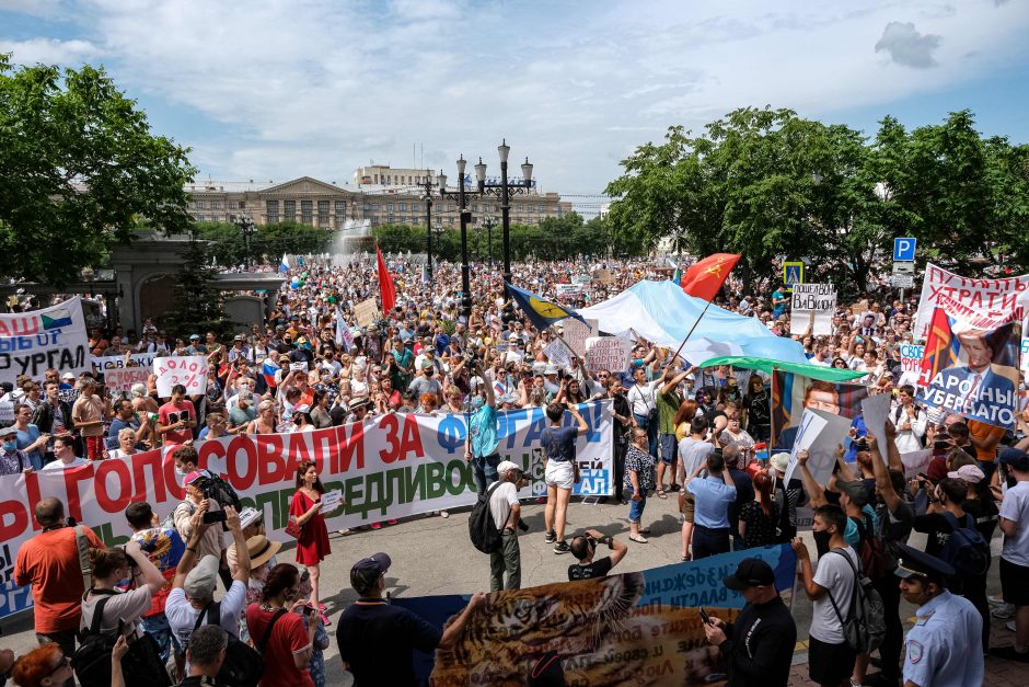 Rusijoje tūkstančiai demonstrantų vėl išėjo palaikyti atstatydinto gubernatoriaus