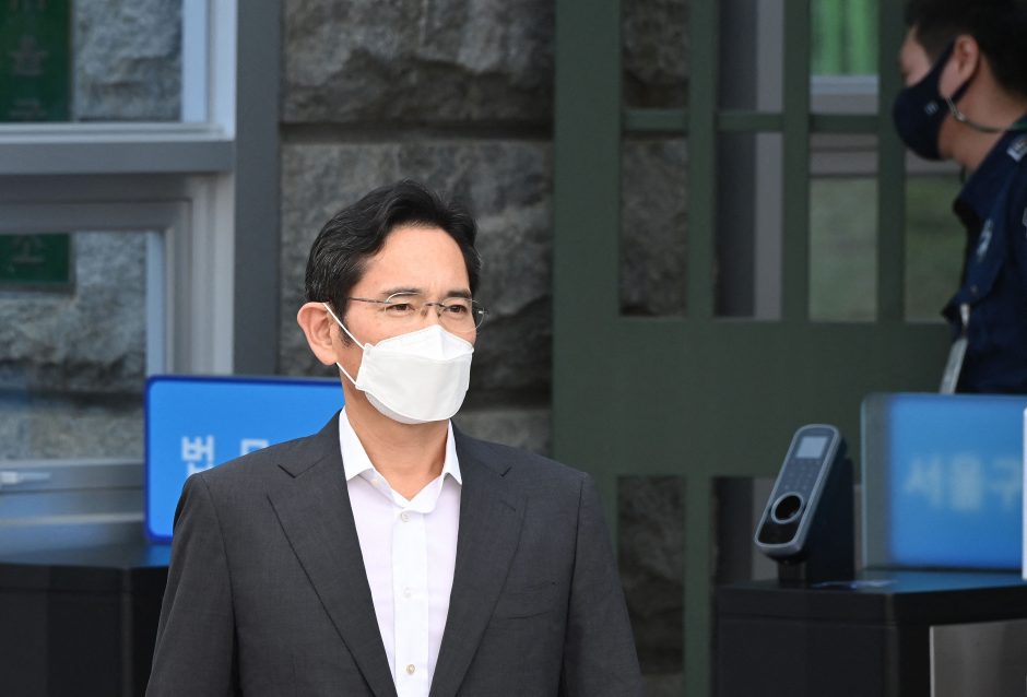 Įkalintas faktinis „Samsung“ verslo imperijos vadovas lygtinai paleistas į laisvę