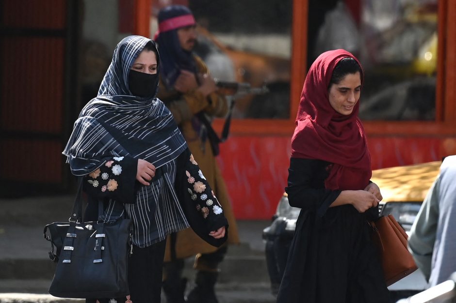 Talibanas pareikalavo, kad universitetuose studijuojančios moterys dėvėtų nikabus