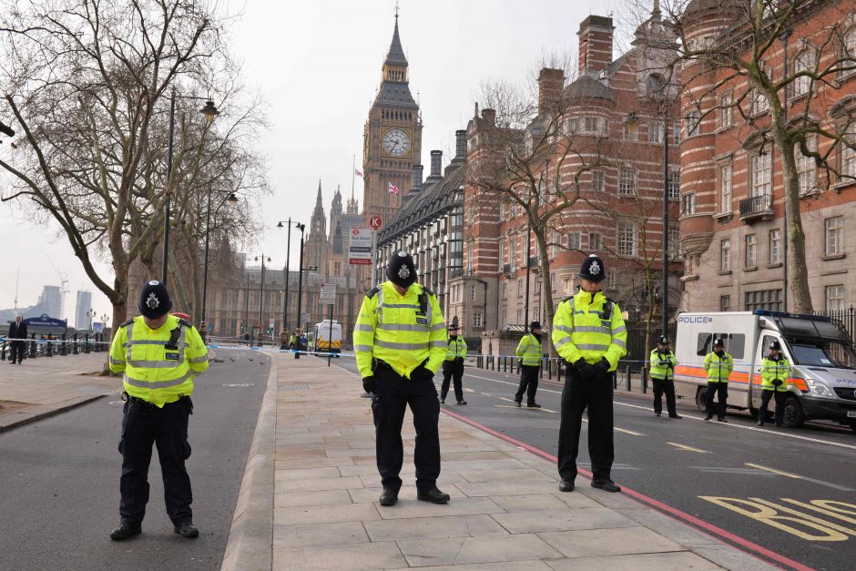 Darbą atnaujinęs Britanijos parlamentas pagerbė išpuolio aukas