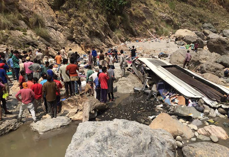 Indijoje autobusui nulėkus nuo skardžio žuvo 44 žmonės