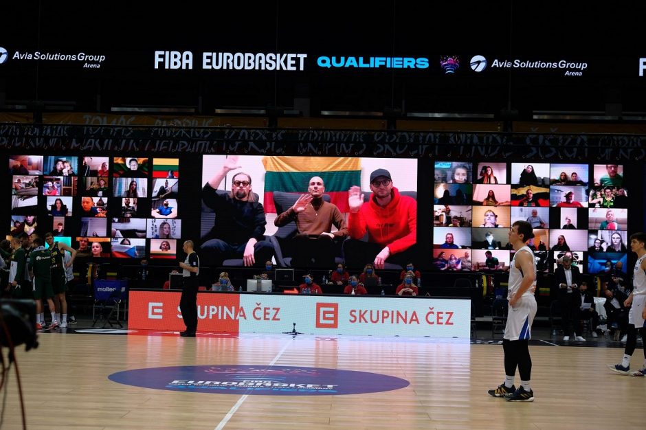 Krepšinio rungtynių metu tarp virtualių sirgalių pasirodė ir grupė „The Roop“