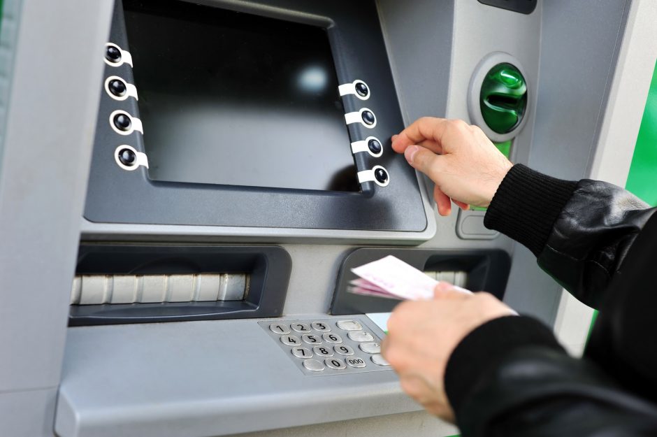 Pinigų gaudykles bankomatuose įrengusiam vyrui prašoma skirti areštą