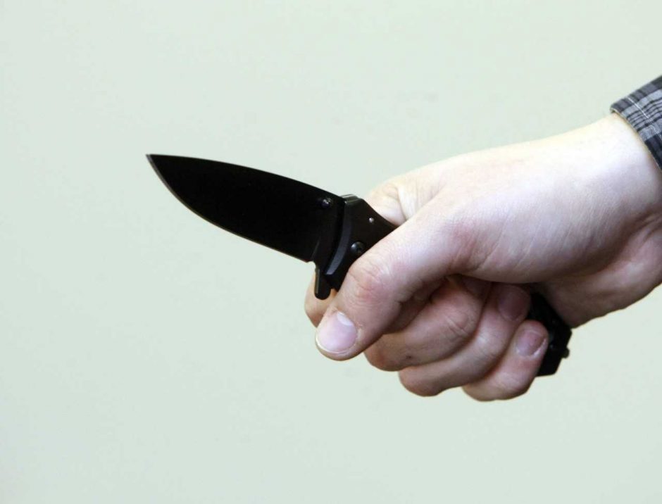 Kruvina naktis: užpuolikas peiliu dūrė vyrui į kaklą