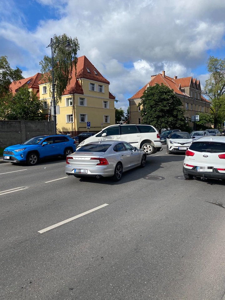 Avarija Klaipėdoje: nuo smūgio vienas automobilis pakibo ant dviejų ratų