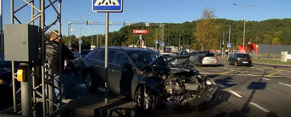 Avarija Vilniuje: vienas automobilis skriejo šaligatviu keliolika metrų