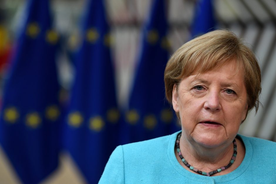 A. Merkel: europiečiai vaikšto plonu ledu, plintant koronaviruso delta atmainai