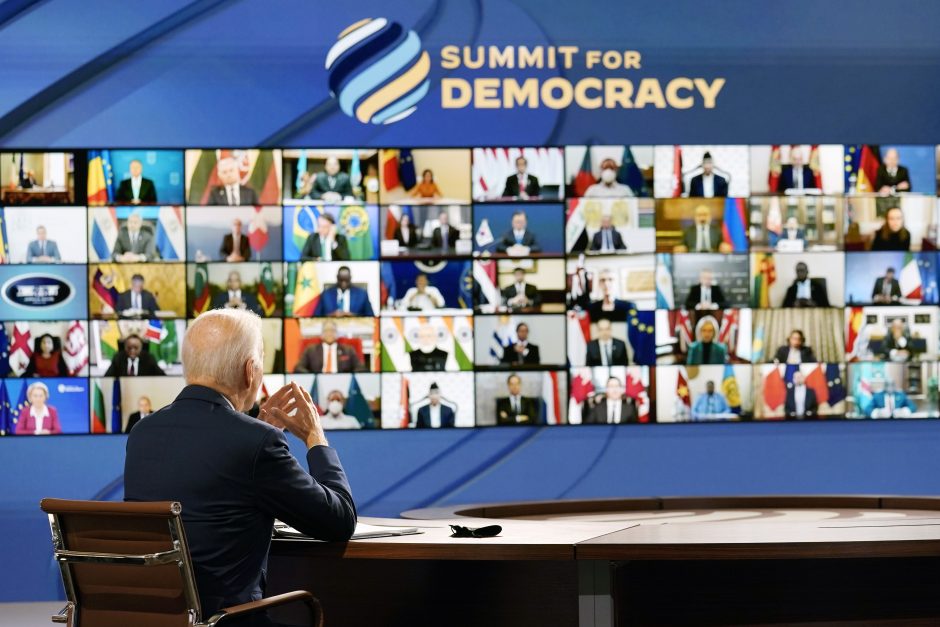 J. Bidenas: demokratija susiduria su nepertraukiamais ir nerimą keliančiais iššūkiais