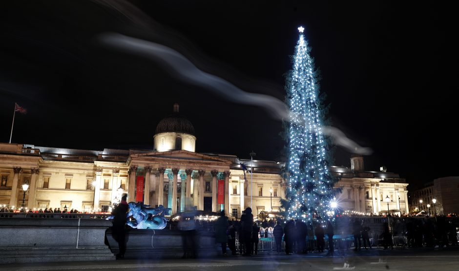 Londono Kalėdų eglė tapo pajuokos objektu