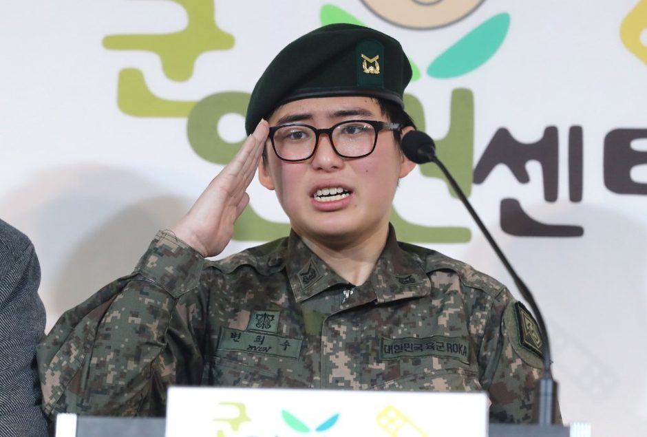 Pietų Korėjos transseksualė karė prašo leisti likti armijoje