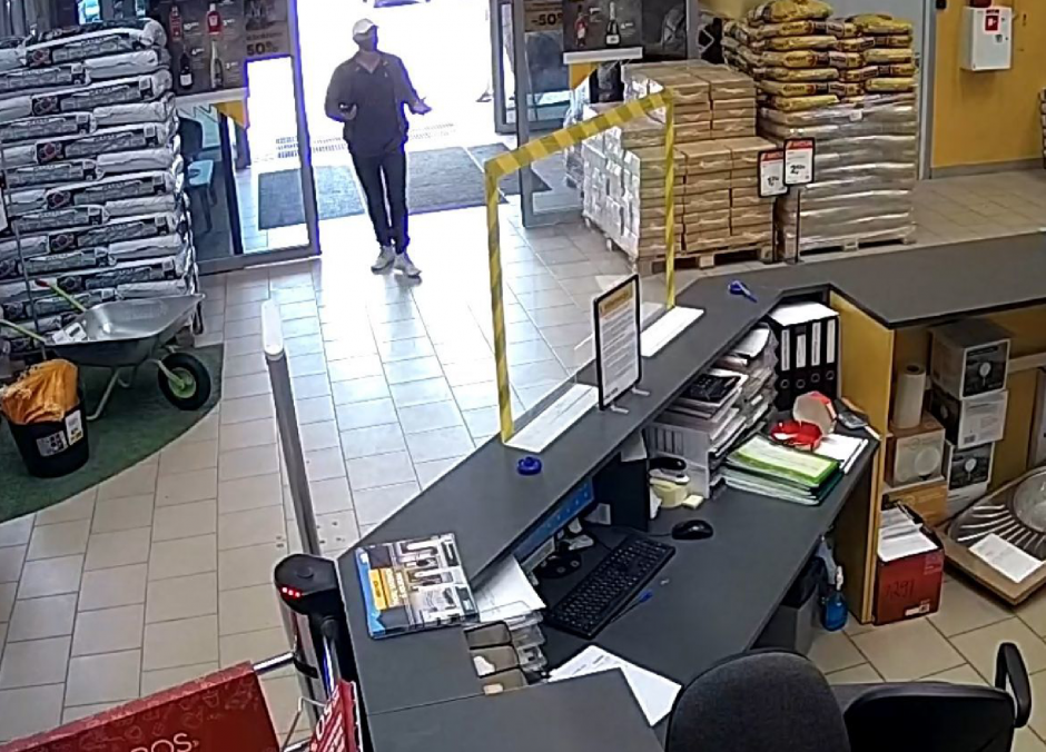 Kauno pareigūnai aiškinasi, kas iš parduotuvės pavogė darbo įrankius