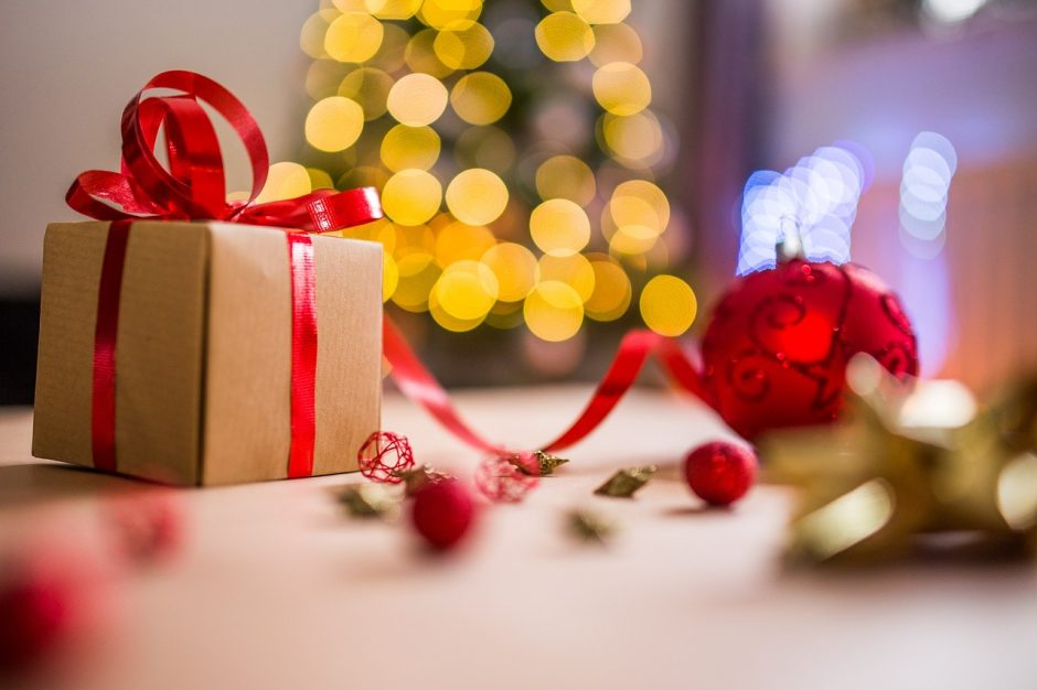 Tyrimas: kalėdinių dovanų klasika išlieka kvepalai, populiarėja elektronika