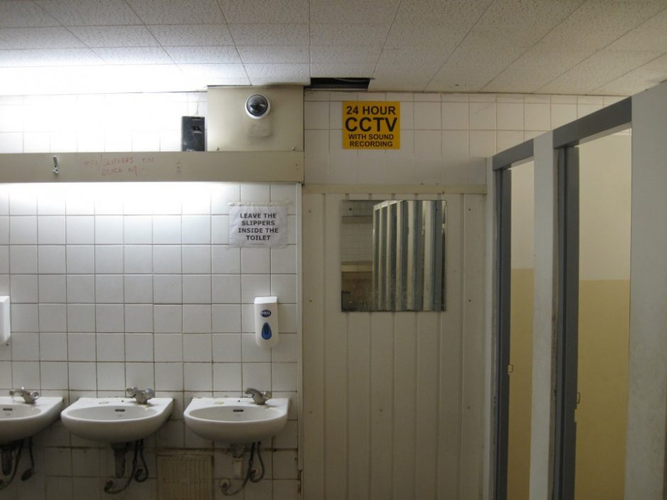 Tėvai pakraupę – mokyklos tualetuose įrengtos kameros