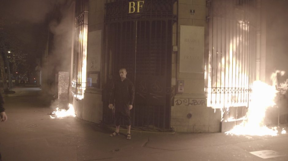 Rusijos menininkui pareikšti kaltinimai dėl Paryžiaus banko padegimo
