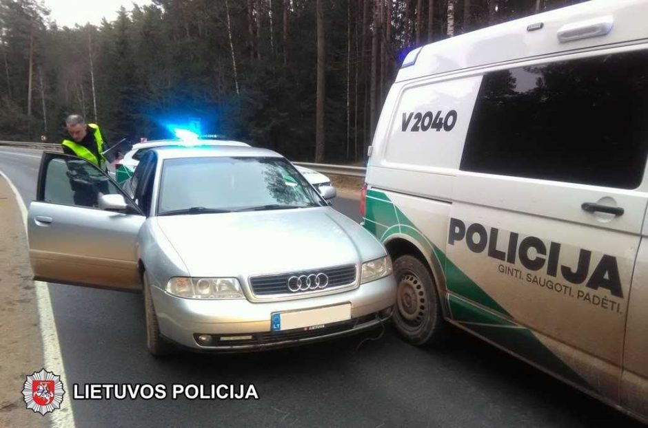 Nuo policijos sprukęs girtas vairuotojas atsitrenkė į pareigūnų automobilį