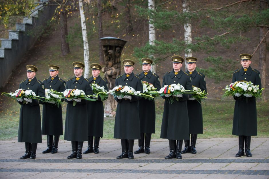Prezidento vardu – gėlių vainikai ant laisvės kovotojų ir iškilių lietuvių kapų