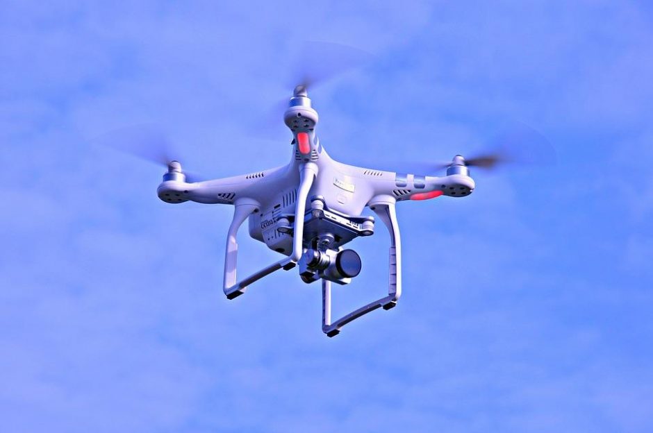 Vagims prireikė dronų: išdaužė langą ir pavogė iš prekybos centro