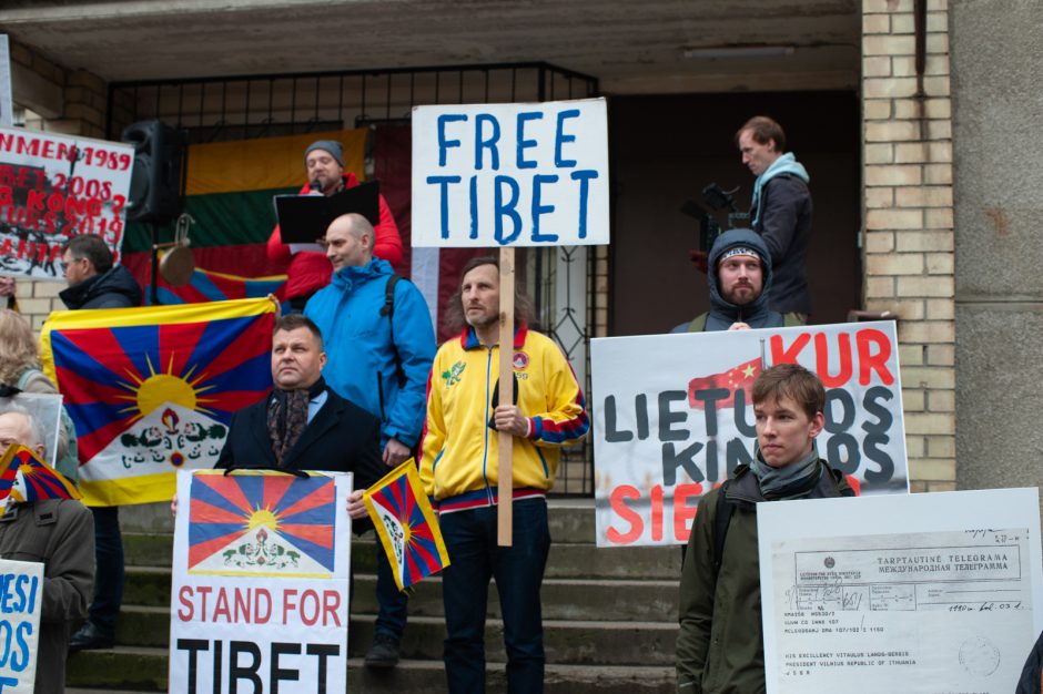 Prie Kinijos ambasados kelios dešimtys žmonių reiškė solidarumą Tibetui