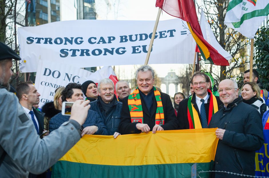 Briuselyje protestuojantys žemdirbiai prašo G. Nausėdos pagalbos