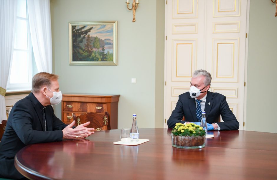 Prezidentas su arkivyskupu G. Grušu aptarė pasirengimą švęsti Velykas
