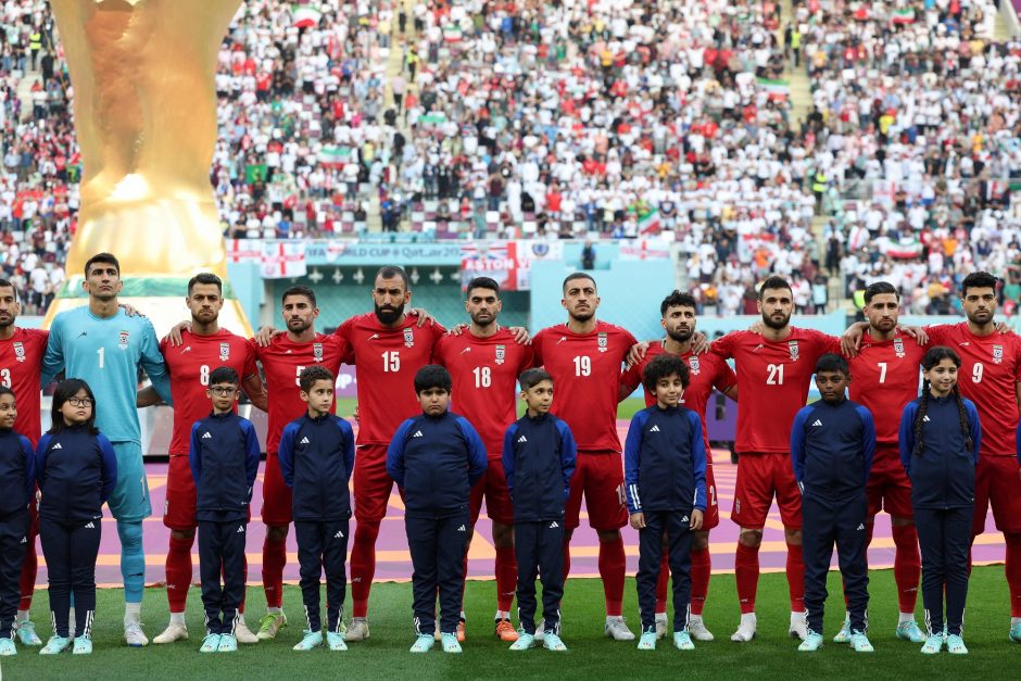 Irano futbolo komanda prieš pirmąsias rungtynes pasaulio čempionate negiedojo himno
