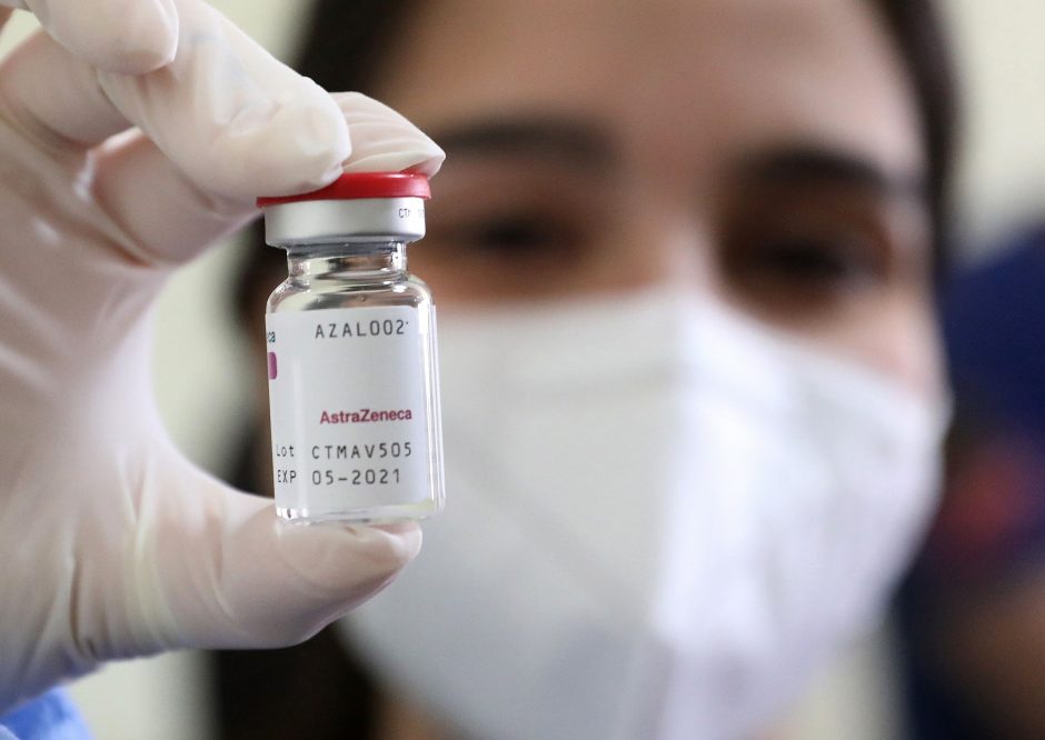 Berlynas laikinai stabdo jaunesnių nei 60 metų žmonių skiepijimą „AstraZeneca“ vakcina