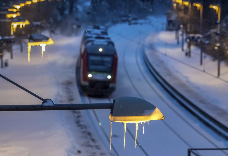 Snygis ir šaltis sukėlė chaosą Vokietijos keliuose