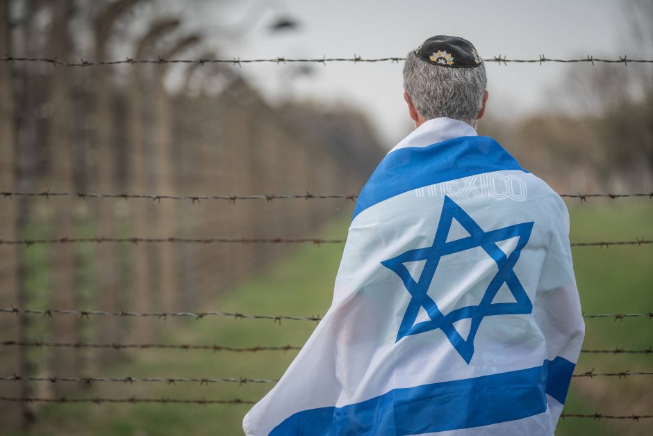 Lenkija atšaukia ambasadorių Izraelyje